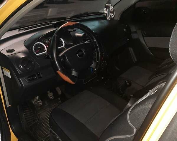 Желтый Шевроле Авео, объемом двигателя 1.21 л и пробегом 190 тыс. км за 4200 $, фото 2 на Automoto.ua