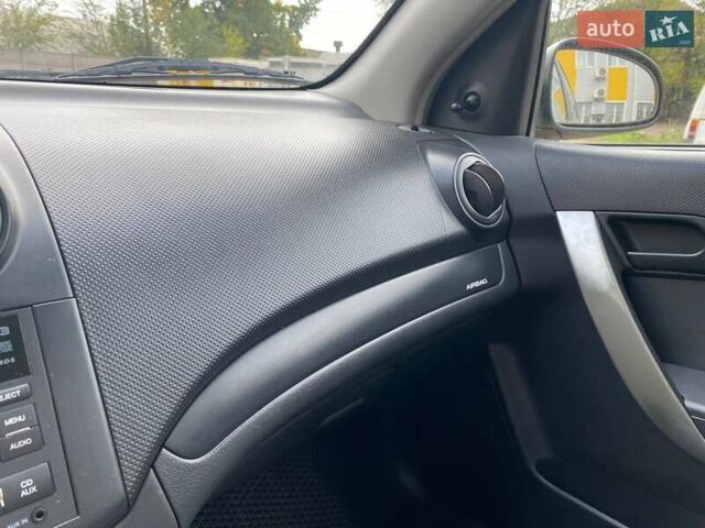 Желтый Шевроле Авео, объемом двигателя 1.2 л и пробегом 188 тыс. км за 3950 $, фото 35 на Automoto.ua