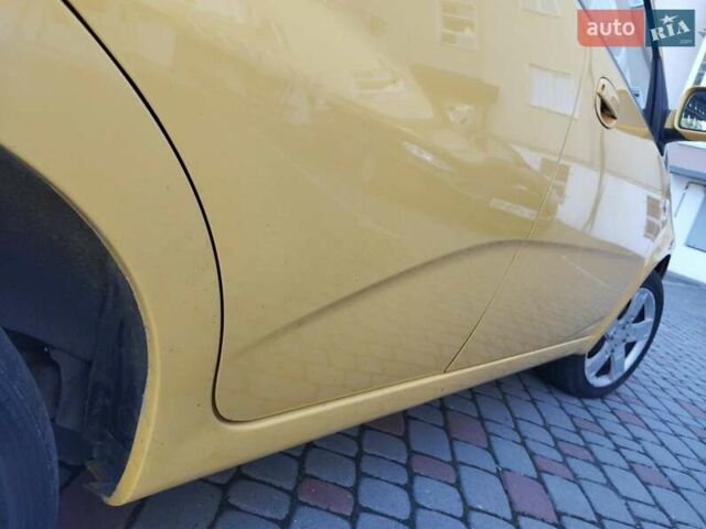 Желтый Шевроле Авео, объемом двигателя 1.21 л и пробегом 145 тыс. км за 4250 $, фото 1 на Automoto.ua