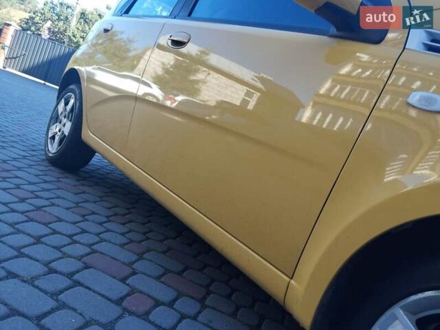 Желтый Шевроле Авео, объемом двигателя 1.21 л и пробегом 145 тыс. км за 4250 $, фото 3 на Automoto.ua
