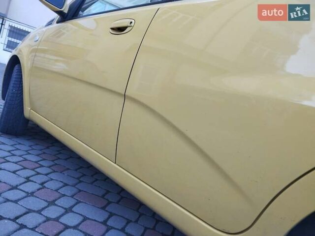 Желтый Шевроле Авео, объемом двигателя 1.21 л и пробегом 145 тыс. км за 4250 $, фото 1 на Automoto.ua