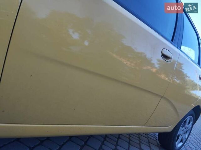 Желтый Шевроле Авео, объемом двигателя 1.21 л и пробегом 145 тыс. км за 4250 $, фото 2 на Automoto.ua