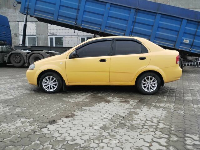 Желтый Шевроле Авео, объемом двигателя 1.5 л и пробегом 212 тыс. км за 2100 $, фото 1 на Automoto.ua