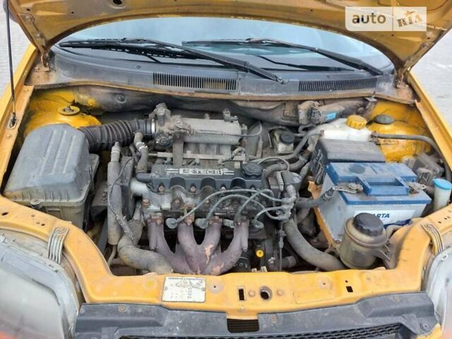 Желтый Шевроле Авео, объемом двигателя 1.5 л и пробегом 407 тыс. км за 1390 $, фото 26 на Automoto.ua