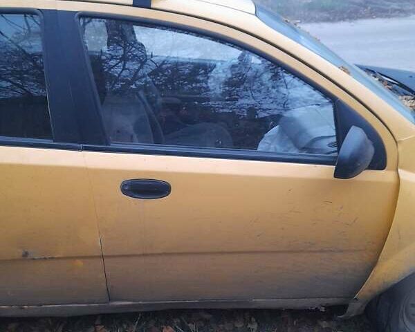 Желтый Шевроле Авео, объемом двигателя 1.5 л и пробегом 289 тыс. км за 800 $, фото 5 на Automoto.ua