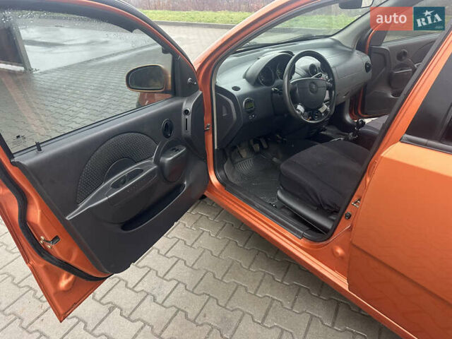 Желтый Шевроле Авео, объемом двигателя 1.5 л и пробегом 206 тыс. км за 1790 $, фото 8 на Automoto.ua