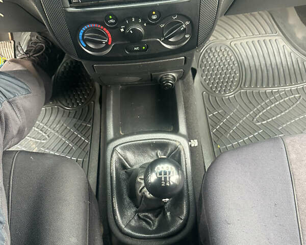 Желтый Шевроле Авео, объемом двигателя 1.5 л и пробегом 206 тыс. км за 1790 $, фото 2 на Automoto.ua