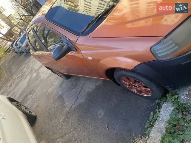 Желтый Шевроле Авео, объемом двигателя 1.5 л и пробегом 300 тыс. км за 3000 $, фото 1 на Automoto.ua