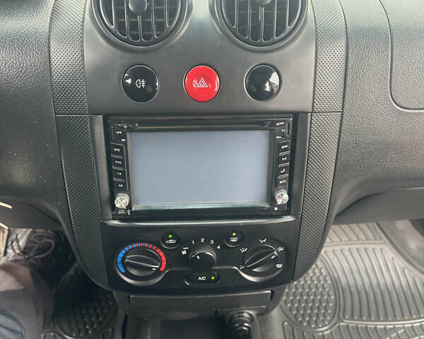 Желтый Шевроле Авео, объемом двигателя 1.5 л и пробегом 206 тыс. км за 1790 $, фото 3 на Automoto.ua