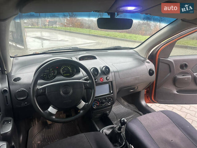 Желтый Шевроле Авео, объемом двигателя 1.5 л и пробегом 206 тыс. км за 1790 $, фото 21 на Automoto.ua