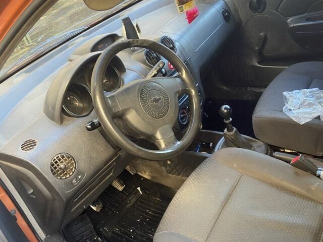 Желтый Шевроле Авео, объемом двигателя 1.5 л и пробегом 300 тыс. км за 3000 $, фото 5 на Automoto.ua