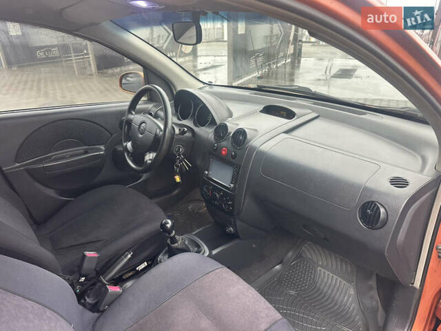 Желтый Шевроле Авео, объемом двигателя 1.5 л и пробегом 206 тыс. км за 1790 $, фото 18 на Automoto.ua