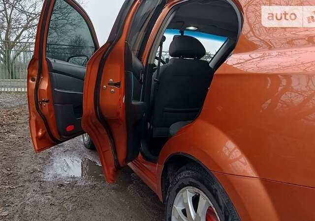 Жовтий Шевроле Авео, об'ємом двигуна 1.5 л та пробігом 270 тис. км за 4500 $, фото 7 на Automoto.ua