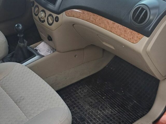 Желтый Шевроле Авео, объемом двигателя 1.6 л и пробегом 180 тыс. км за 3600 $, фото 6 на Automoto.ua