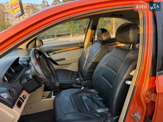 Желтый Шевроле Авео, объемом двигателя 1.6 л и пробегом 253 тыс. км за 4300 $, фото 13 на Automoto.ua