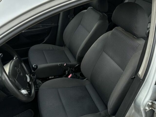 Серый Шевроле Авео, объемом двигателя 1.5 л и пробегом 299 тыс. км за 2500 $, фото 8 на Automoto.ua