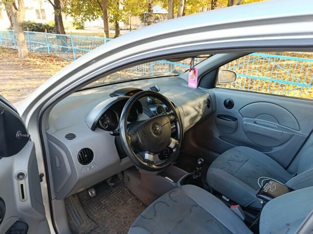 Серый Шевроле Авео, объемом двигателя 1.5 л и пробегом 170 тыс. км за 2000 $, фото 5 на Automoto.ua
