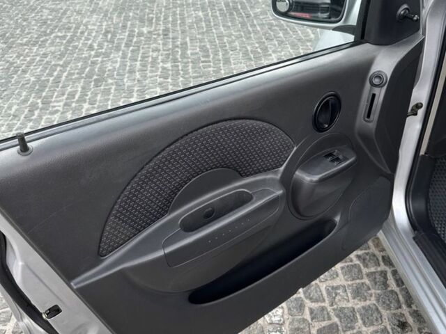 Серый Шевроле Авео, объемом двигателя 1.5 л и пробегом 299 тыс. км за 2500 $, фото 5 на Automoto.ua