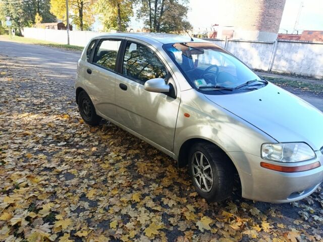 Серый Шевроле Авео, объемом двигателя 1.5 л и пробегом 170 тыс. км за 2000 $, фото 2 на Automoto.ua