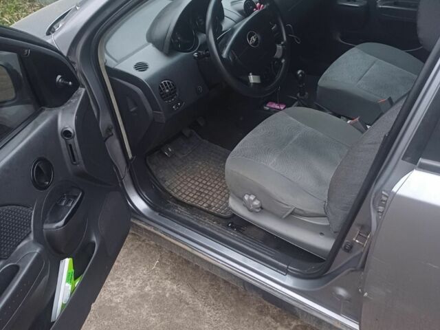 Серый Шевроле Авео, объемом двигателя 1.5 л и пробегом 477 тыс. км за 1700 $, фото 3 на Automoto.ua