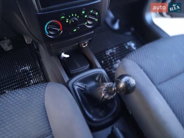 Сірий Шевроле Авео, об'ємом двигуна 1.5 л та пробігом 140 тис. км за 3200 $, фото 20 на Automoto.ua