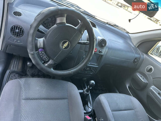 Серый Шевроле Авео, объемом двигателя 1.5 л и пробегом 195 тыс. км за 3100 $, фото 4 на Automoto.ua