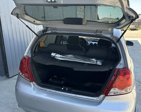 Серый Шевроле Авео, объемом двигателя 1.5 л и пробегом 195 тыс. км за 3100 $, фото 1 на Automoto.ua