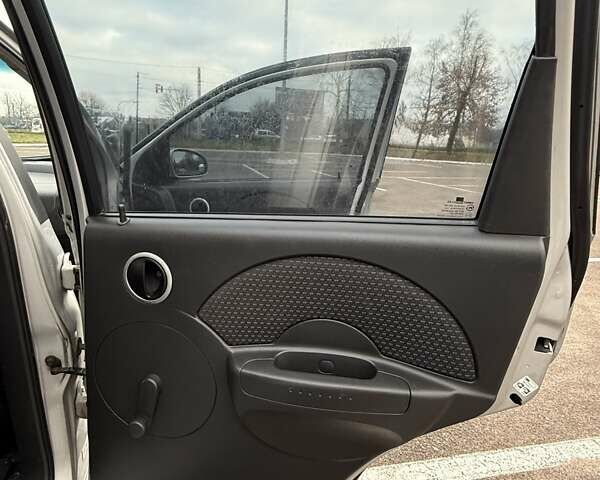 Сірий Шевроле Авео, об'ємом двигуна 1.5 л та пробігом 206 тис. км за 3500 $, фото 5 на Automoto.ua