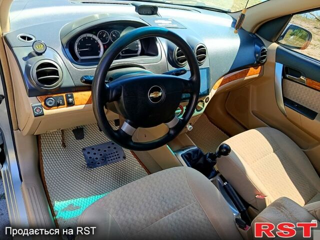 Серый Шевроле Авео, объемом двигателя 1.6 л и пробегом 210 тыс. км за 3750 $, фото 5 на Automoto.ua