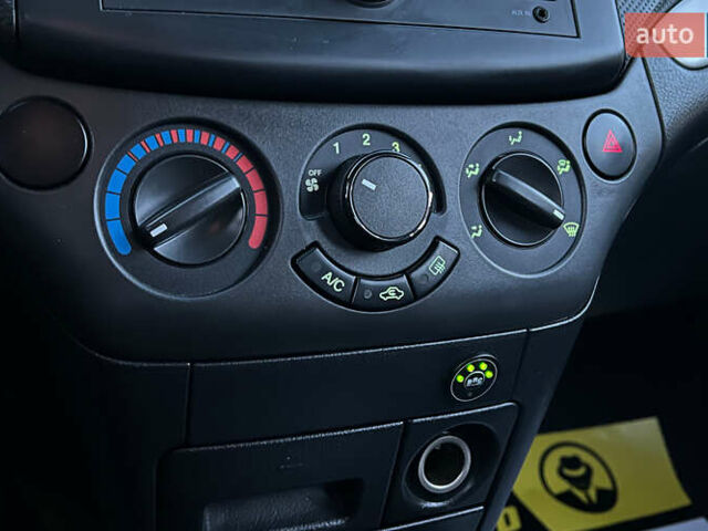 Серый Шевроле Авео, объемом двигателя 1.21 л и пробегом 200 тыс. км за 4800 $, фото 10 на Automoto.ua