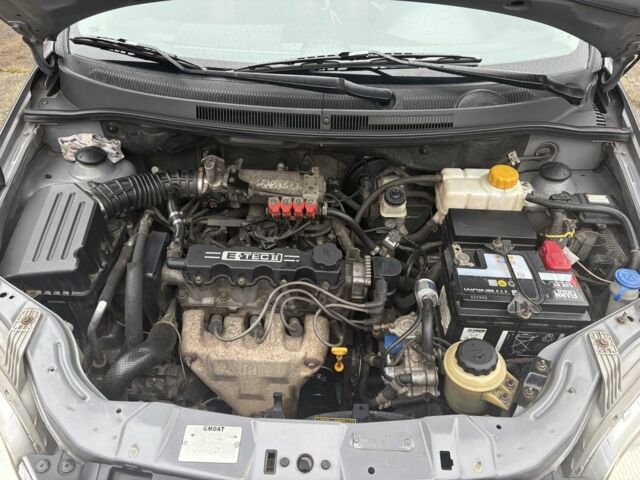 Серый Шевроле Авео, объемом двигателя 1.5 л и пробегом 214 тыс. км за 4000 $, фото 5 на Automoto.ua