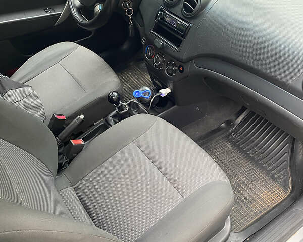 Серый Шевроле Авео, объемом двигателя 1.5 л и пробегом 280 тыс. км за 4200 $, фото 1 на Automoto.ua