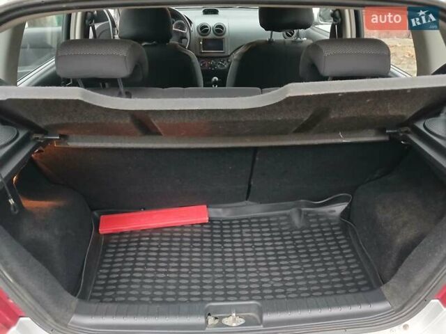 Серый Шевроле Авео, объемом двигателя 1.6 л и пробегом 74 тыс. км за 5500 $, фото 8 на Automoto.ua