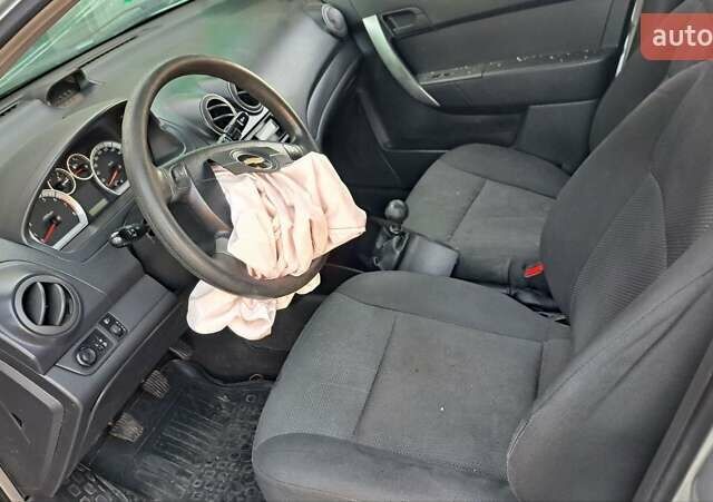 Серый Шевроле Авео, объемом двигателя 1.5 л и пробегом 177 тыс. км за 1800 $, фото 5 на Automoto.ua
