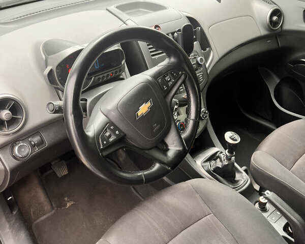 Серый Шевроле Авео, объемом двигателя 1.3 л и пробегом 230 тыс. км за 4800 $, фото 3 на Automoto.ua