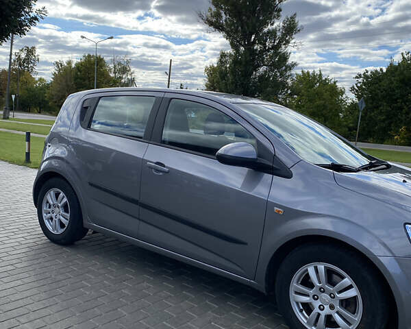 Серый Шевроле Авео, объемом двигателя 1.3 л и пробегом 253 тыс. км за 5800 $, фото 2 на Automoto.ua