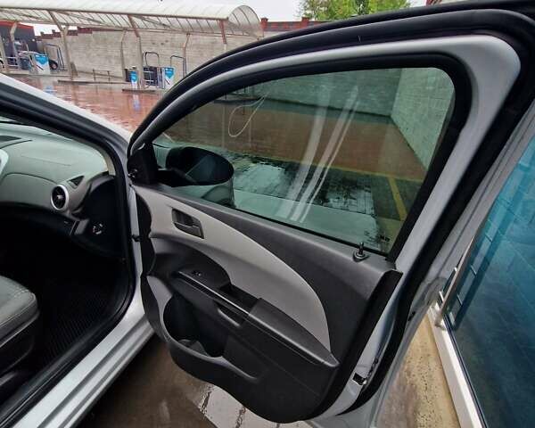 Серый Шевроле Авео, объемом двигателя 1.25 л и пробегом 238 тыс. км за 6000 $, фото 7 на Automoto.ua