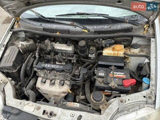 Серый Шевроле Авео, объемом двигателя 1.4 л и пробегом 270 тыс. км за 2000 $, фото 1 на Automoto.ua