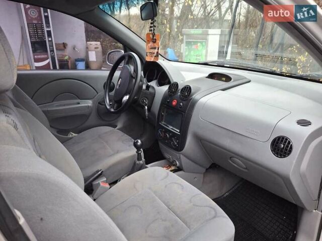 Сірий Шевроле Авео, об'ємом двигуна 1.5 л та пробігом 250 тис. км за 2650 $, фото 3 на Automoto.ua