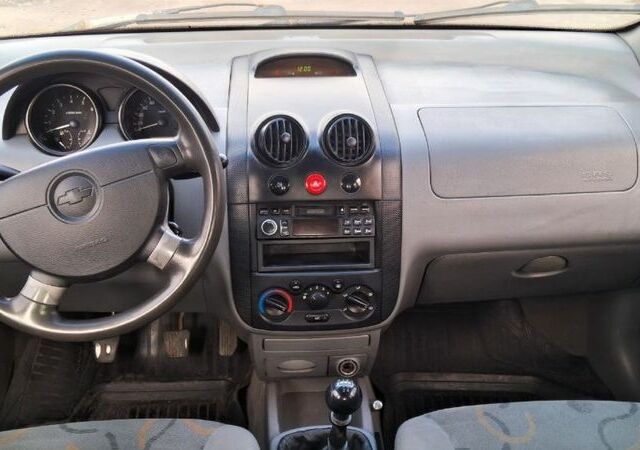 Серый Шевроле Авео, объемом двигателя 1.5 л и пробегом 270 тыс. км за 2399 $, фото 7 на Automoto.ua