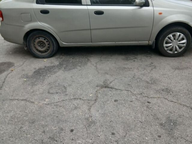 Серый Шевроле Авео, объемом двигателя 1.5 л и пробегом 135 тыс. км за 2850 $, фото 1 на Automoto.ua