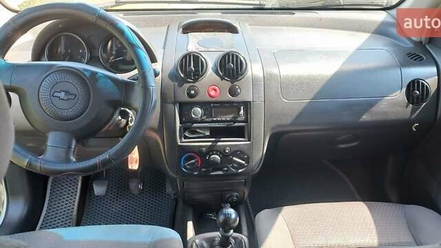 Серый Шевроле Авео, объемом двигателя 1.5 л и пробегом 250 тыс. км за 2000 $, фото 3 на Automoto.ua
