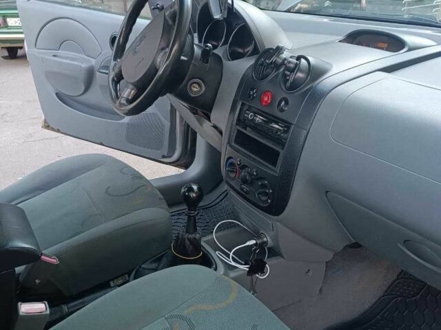 Серый Шевроле Авео, объемом двигателя 1.5 л и пробегом 356 тыс. км за 2700 $, фото 3 на Automoto.ua