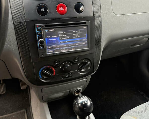 Сірий Шевроле Авео, об'ємом двигуна 1.5 л та пробігом 229 тис. км за 4000 $, фото 5 на Automoto.ua