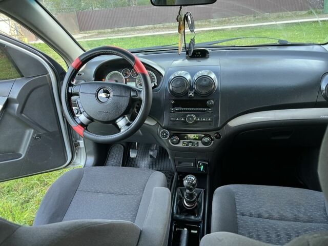 Сірий Шевроле Авео, об'ємом двигуна 1.4 л та пробігом 220 тис. км за 2600 $, фото 5 на Automoto.ua