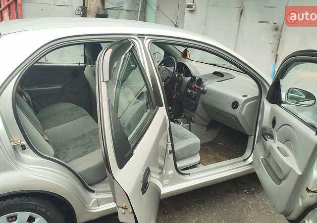 Серый Шевроле Авео, объемом двигателя 1.5 л и пробегом 137 тыс. км за 3500 $, фото 4 на Automoto.ua