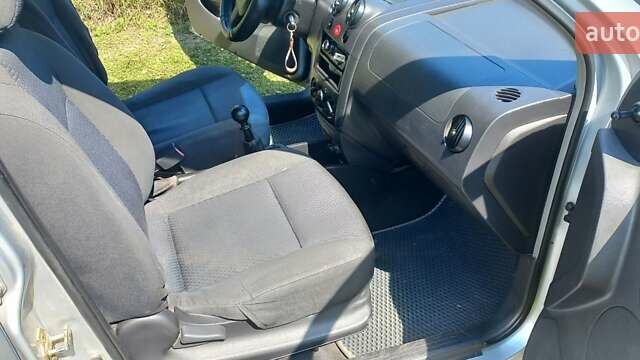 Серый Шевроле Авео, объемом двигателя 1.5 л и пробегом 250 тыс. км за 2000 $, фото 2 на Automoto.ua