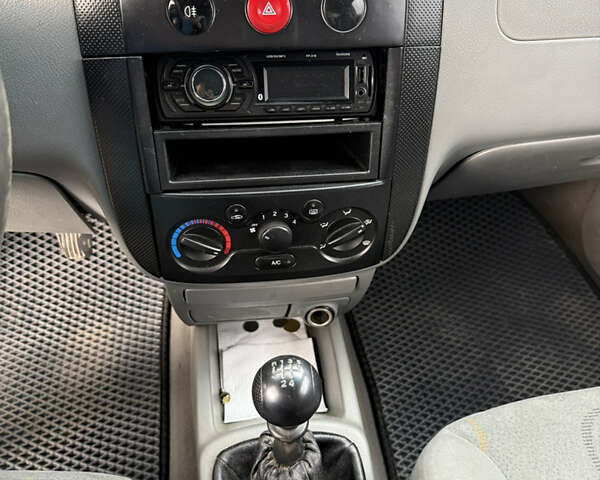 Серый Шевроле Авео, объемом двигателя 1.5 л и пробегом 320 тыс. км за 2000 $, фото 10 на Automoto.ua