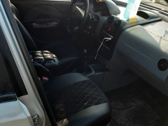 Серый Шевроле Авео, объемом двигателя 1.5 л и пробегом 320 тыс. км за 2000 $, фото 1 на Automoto.ua