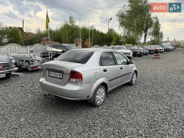 Серый Шевроле Авео, объемом двигателя 1.5 л и пробегом 320 тыс. км за 2000 $, фото 1 на Automoto.ua